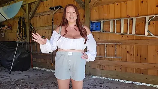 Der sexy MILF von nebenan bei Yardwork pOV helfen