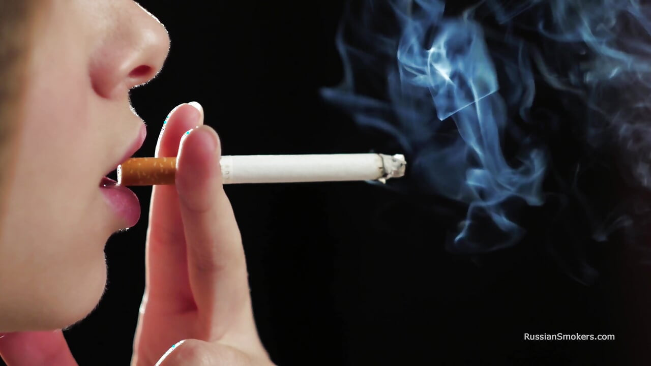Ultra HD, une beauté russe fume des cigarettes au bord de la mer