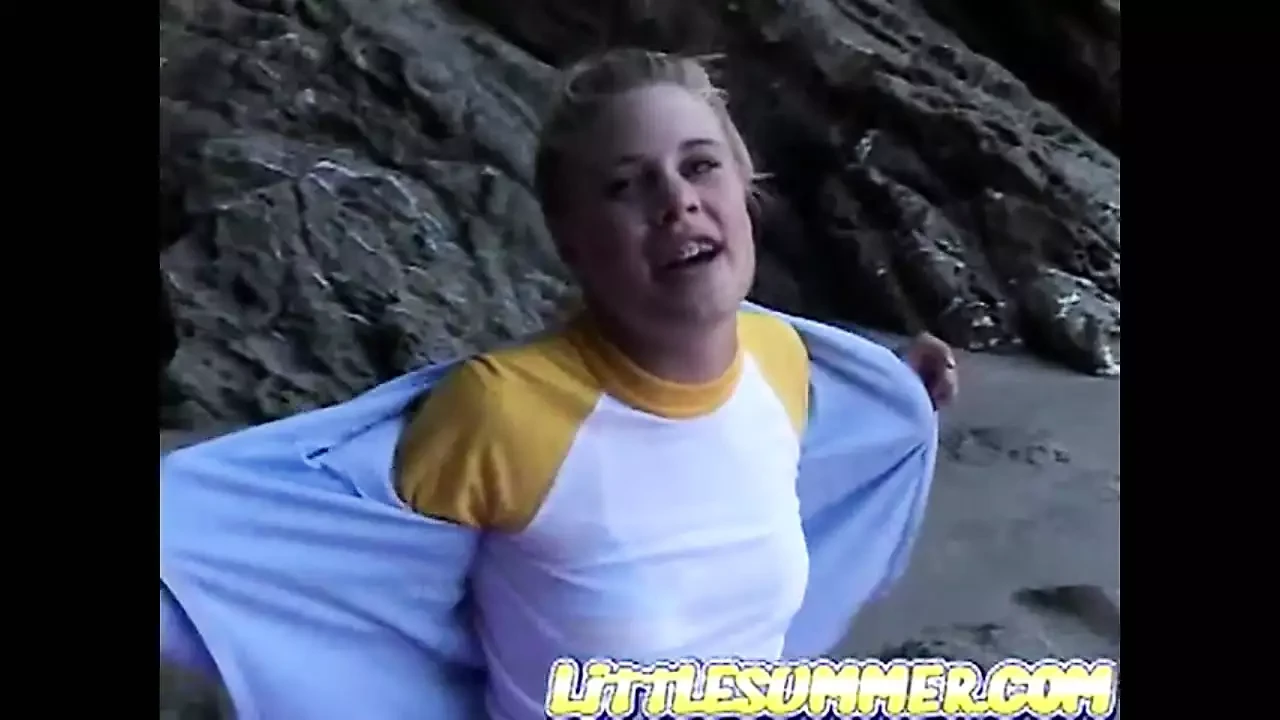 Little Summer avec des seins naturels et un bikini sexy