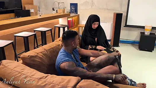Muslimische ehefrau betrügt ihren ehemann mit italienischem hengst