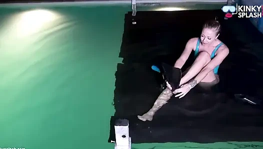 Baju renang lateks dan topeng wajah lengkap