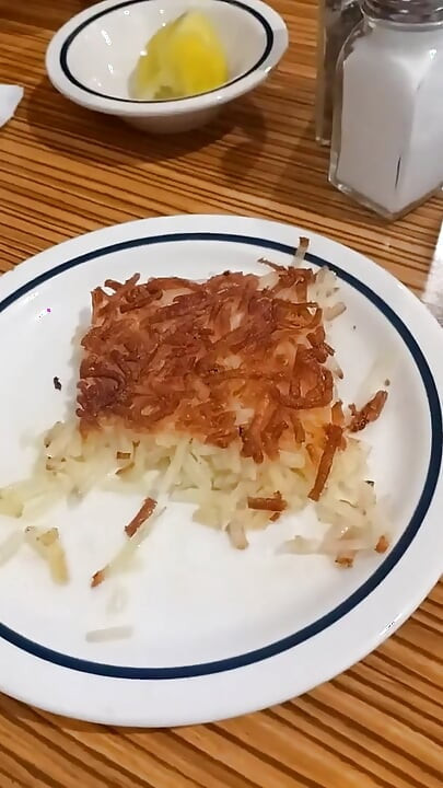 朝食を食べる継母と私
