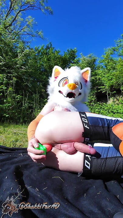 Horny Twink Uses Carrot in His Hole