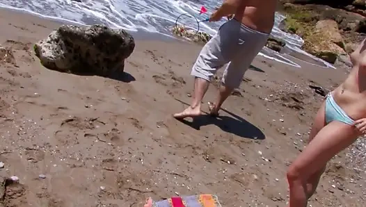 Pantat bahenol cewek ini dientot sama dua pria asing di pantai!