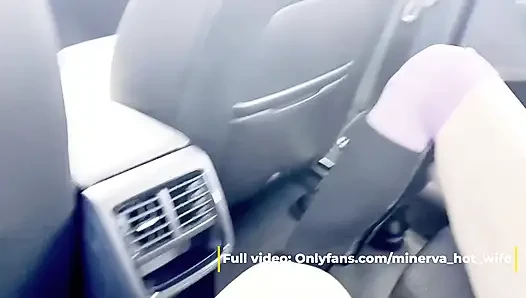 Evli kadın taksiye sakso çekiyor. Taksi şoförü ağzına boşalıyor. Evli kadın takside teşhir ediyor ve elini içine alıyor