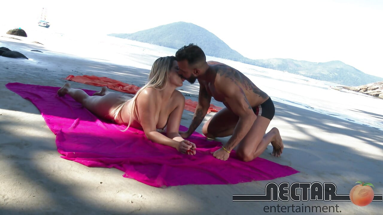 Loira na praia: veja essa cavala levando pau na bunda e leite na cara