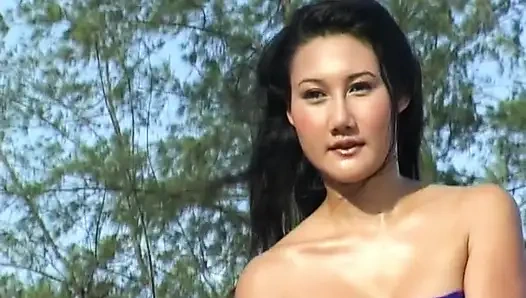 Cewek cantik sempurna bersenang-senang di pantai difilmkan