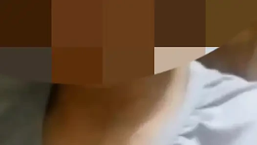 показывает свои большие натуральные груди в видеозвонке
