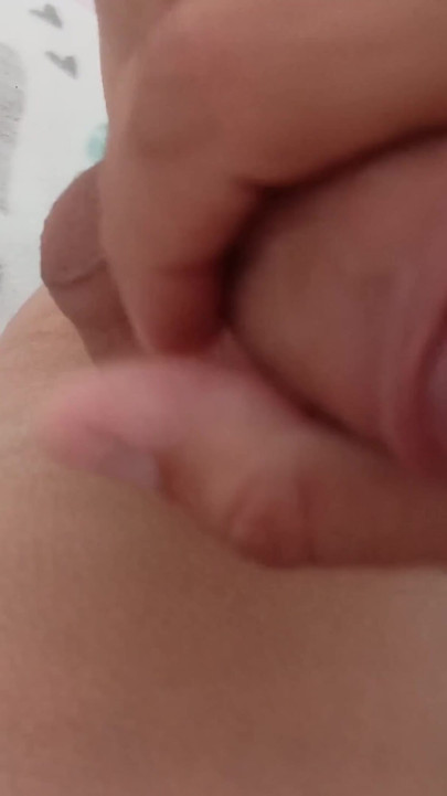 滑らかで美しいお尻に精子の強力な噴水を持つFemboy十代の若者たちの巨大なコック!