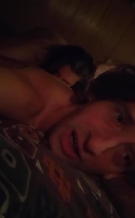 Dando-me um relógio oral de cuidado na porta dos fundos enquanto meu namorado transmasc come meu cu