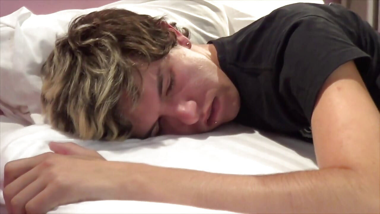 2091 这 2 个性感的法国 twinks 的第一部色情片