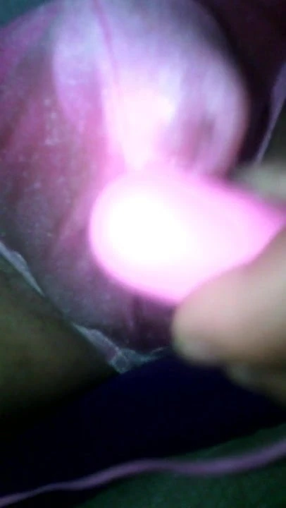 Jugando con mi calson rosa de licra y un vibrador