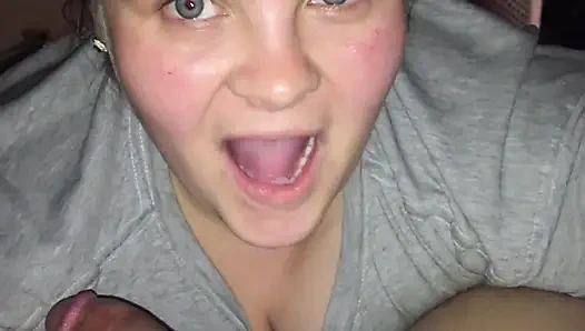 Azgın anne genç tıraşlı yarağı emiyor ve döl dolu bir ağzı yutuyor