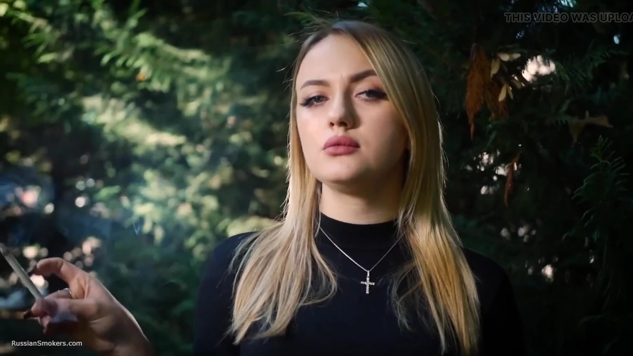 Ateşli sarışın hatun doğada bir siyah sigara içiyor