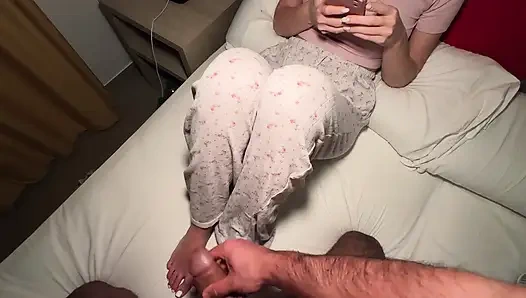 Stiefschwester Mia scrollt, Reels, aber lass mich auf ihre weißen nägel kommen, füße