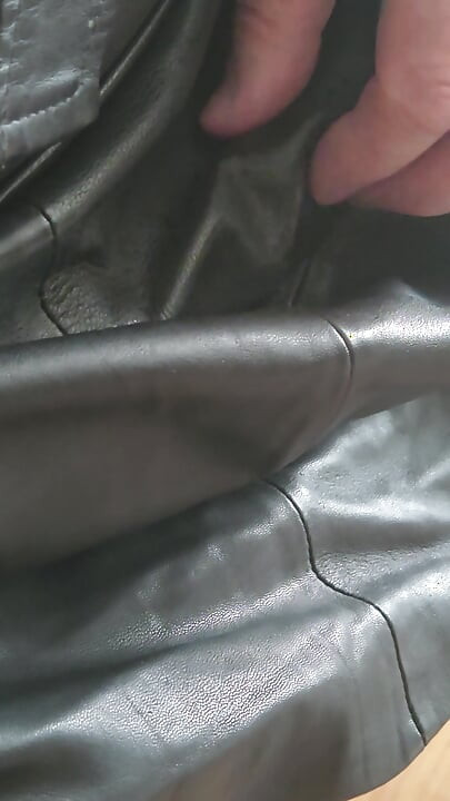 Edging in einem lederrock
