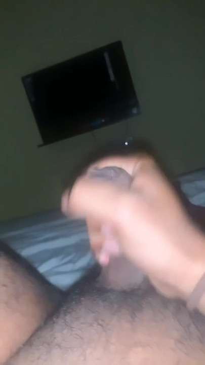 Efeminat Sam masturbându-și pula atât de bine și a împușcat o încărcătură uriașă de💦 spermă orgasm intens