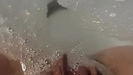 Я даю себе оргазм в ванне.