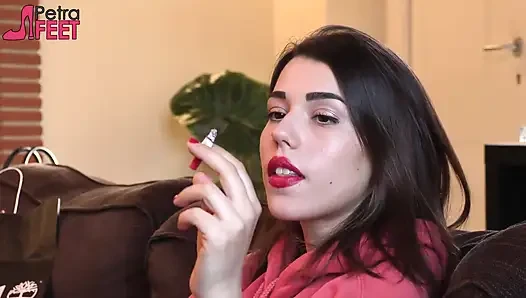 Muhteşem İtalyan hatunla sigara içiyor