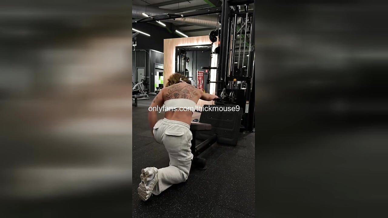 TIKTOK KAZASı 18 YAŞıNDAKI CANLı YAYıN SıRASıNDA KREMSI AMCıĞı SıZDıRıYOR