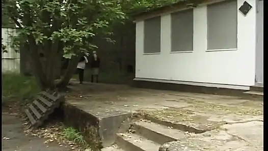 Tante sange rambut pirang lagi asik ngentot di luar rumah