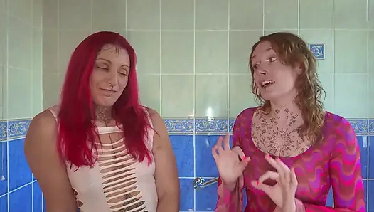 Предлагая ее в Wetlook, полностью одетая извращенная ванна пробуждение