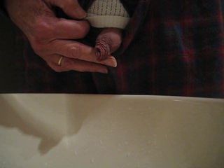 Mijn kleine piemel plast in de gootsteen in de badkamer
