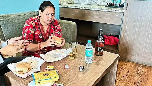 Pasangan India intim di kamar hotel