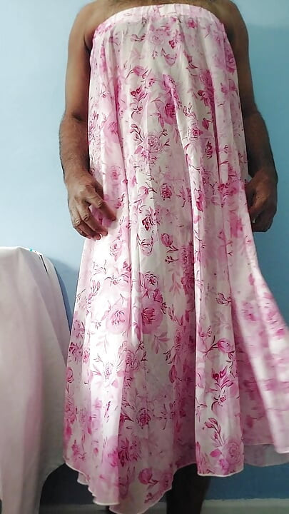 Je me branle en portant une jupe en mousseline de soie transparente fleurie à volants