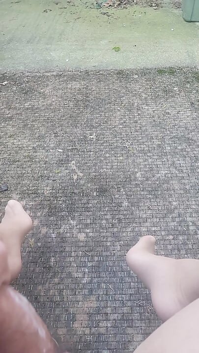 Жестко кончаю на улице в нейлоне