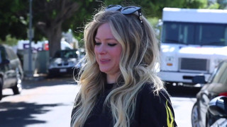 Avril Lavigne andando de skate