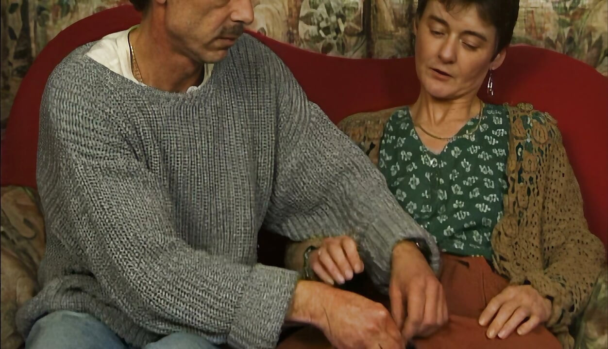 MILF mature suce une queue après avoir léché une chatte trempée