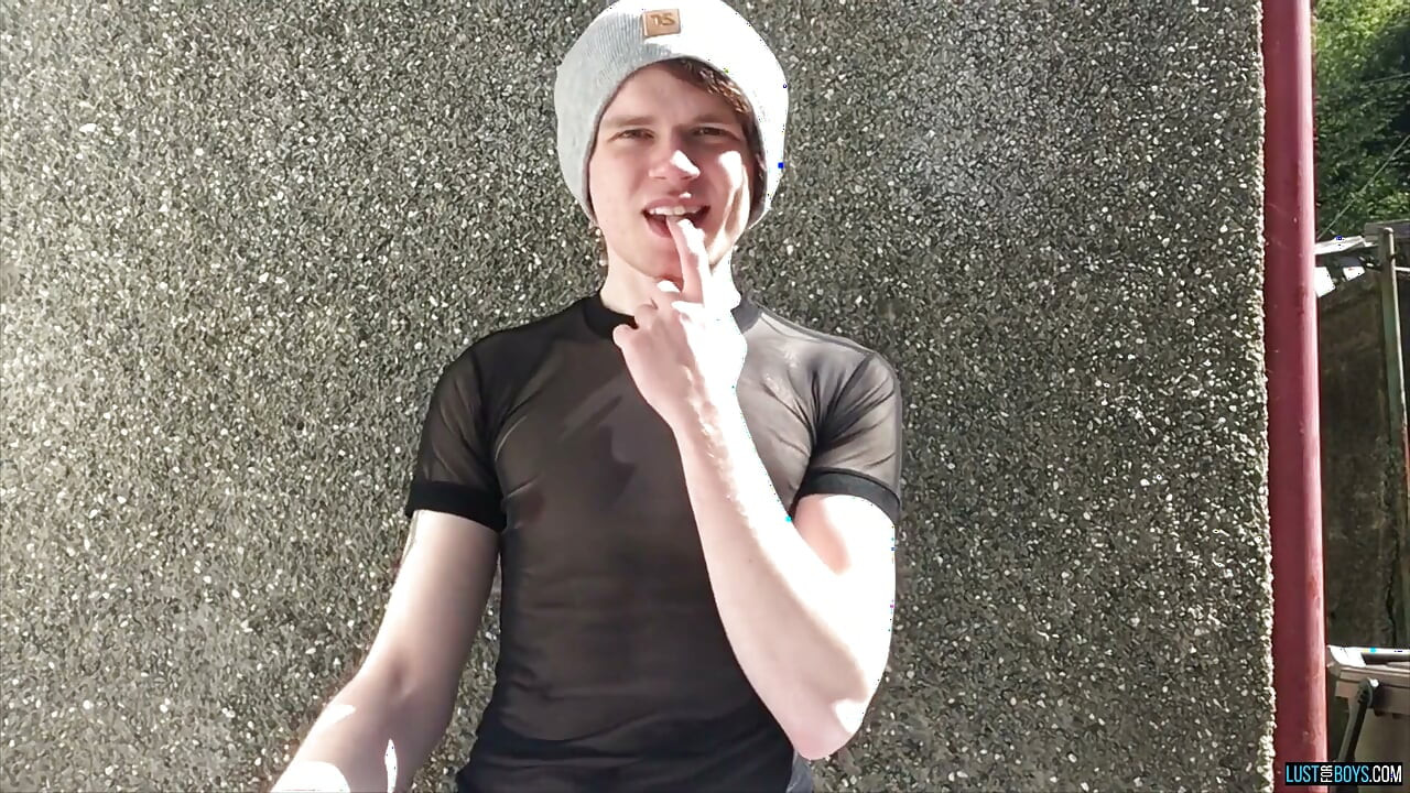 Leo adore jouer avec des jouets a fesses