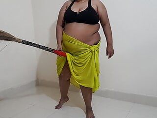インド人メイドが家を掃除しながら性的に興奮し、ほうきとセックス