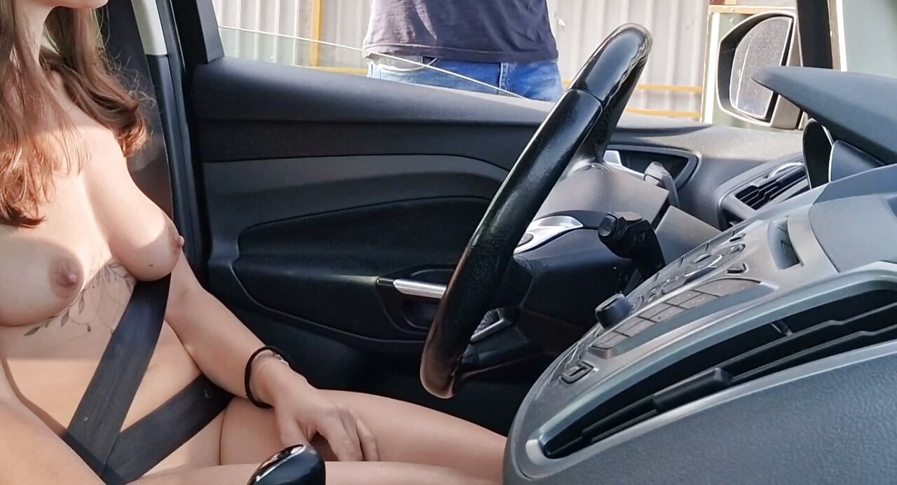 εντελώς γυμνή, ζητάει οδηγίες από έναν άγνωστο