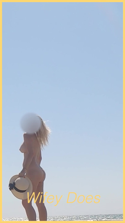 Esposa totalmente nua na praia mostrando a todos