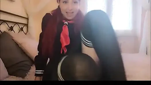 Diese heiße mädchen brauchen hilfe für ihren stomacache, können Sie helfen?