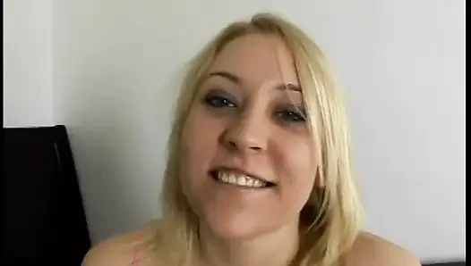 Randy, schwanzlutschende blondine bekommt einen schwanz in ihre muschi und kommt auf ihren arsch