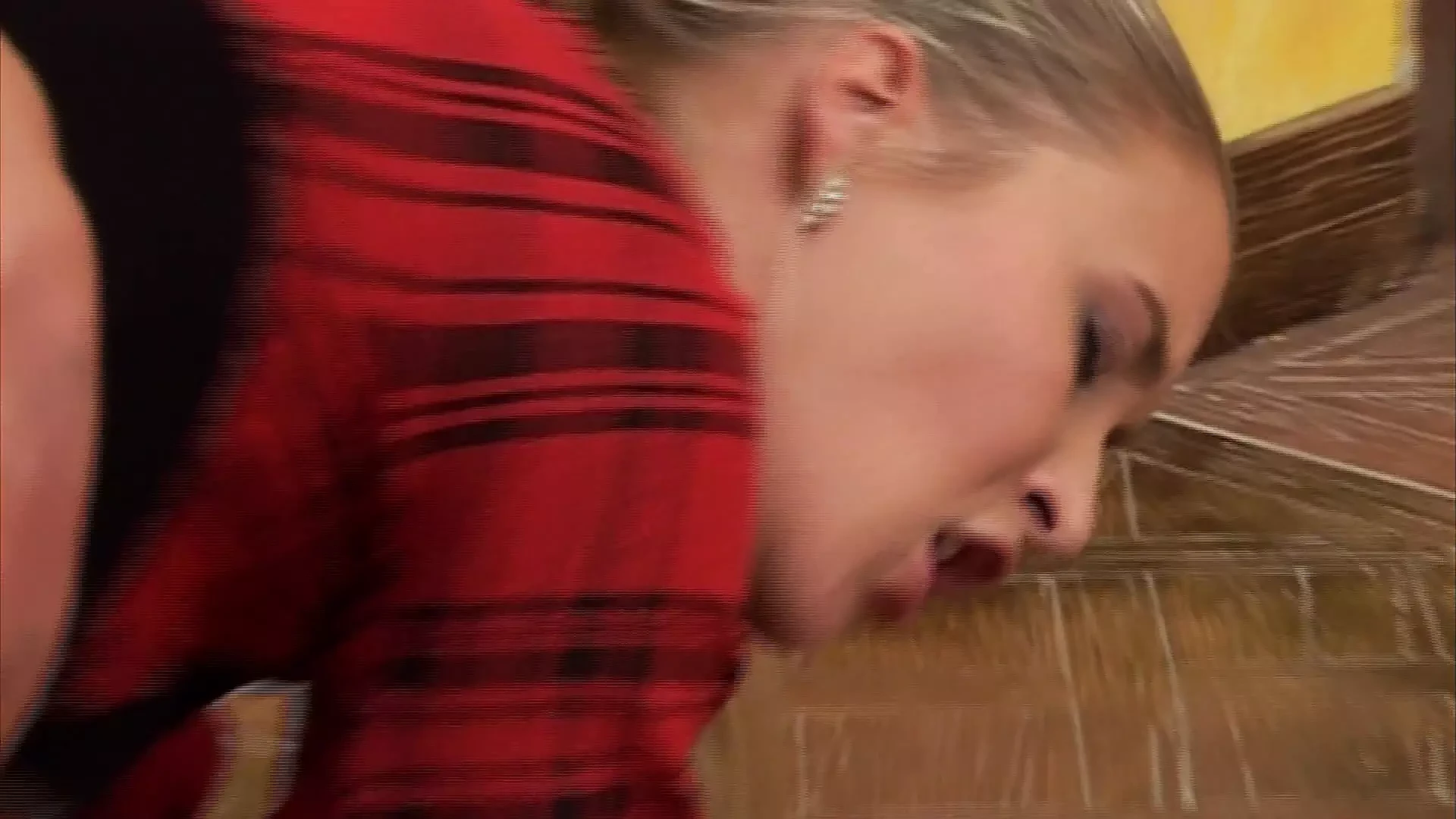 Een geweldige blonde babe die haar beloning krijgt op haar zwarte netkousen