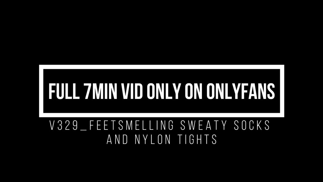 smelly socks and nylon feet make my slave weak.. 🥵