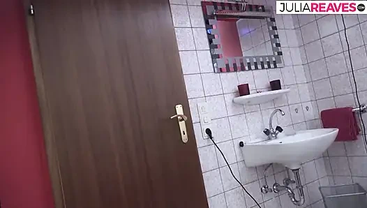 Schlampe isst sperma, nachdem sie einen monsterschwanz gelutscht und geritten hat