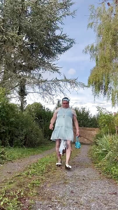 U outfitu s novom svijetloplavom haljinom za večernji izlazak.