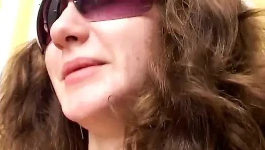 Büyük memeli genç sürtük güzel bir yarak alıyor