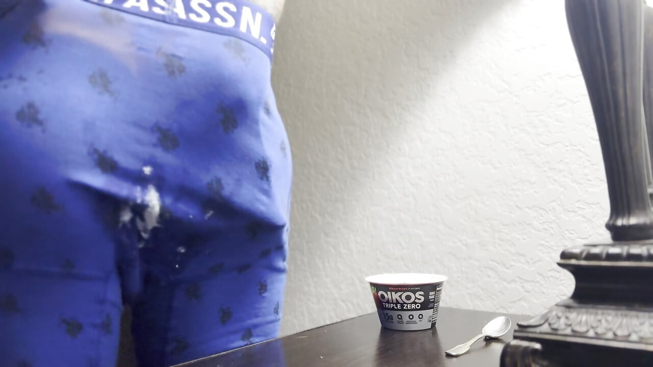 Jogurt mi se razmazuje po guzici, prstima mi razdire rupu