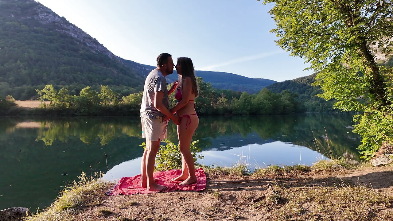 Cuplu real sălbatic la camping - doggy și curățarea creampie-ului
