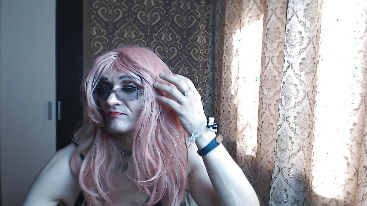 パンティを脱がして全て口に咥え込む。