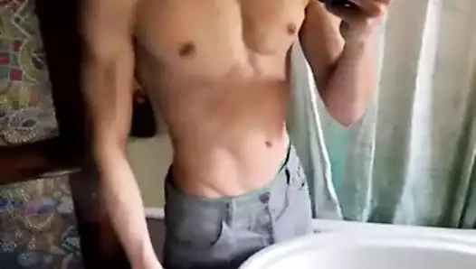 Kaslı vücut