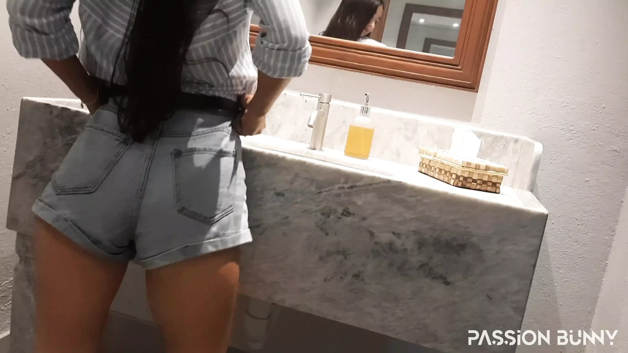 Fast Solo Fingering in Public Toilet