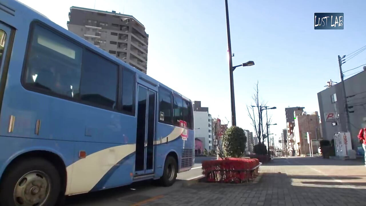 Graba autobuzului, aglomerată. Doamna în ciorapi negri se simte aproape de presă, curbe Atrage ochi ca ea ghidează mai aproape - partea 3