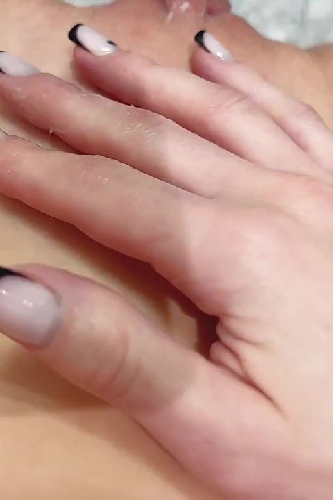 Spójrz na ten strunowy sok z cipki! Jak ona może być tak mokra?!